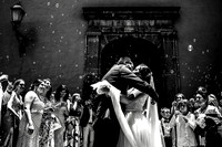 Abrazo afuera iglesia Nury y Carlos-1