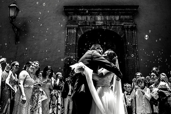Abrazo afuera iglesia Nury y Carlos-1