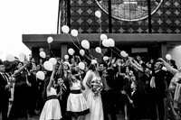 liberando los globos al salir de la iglesia