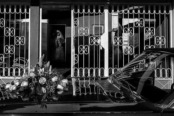 La novia saliendo de casa