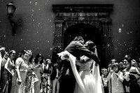 un beso al salir de la iglesia