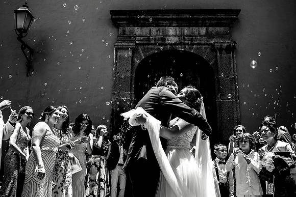 un beso al salir de la iglesia