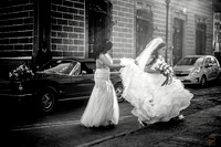 la novia siendo ayudadado por su hermana