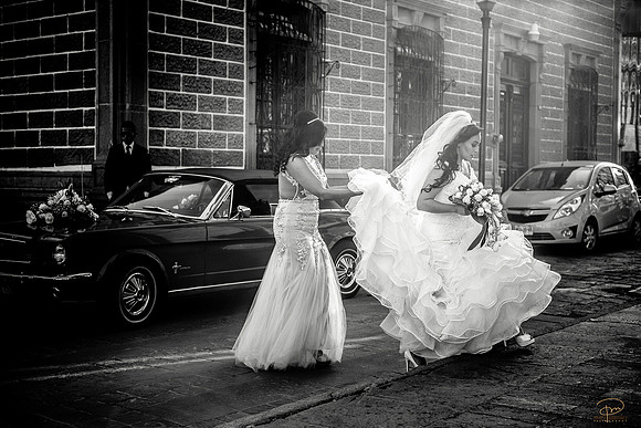 la novia siendo ayudadado por su hermana