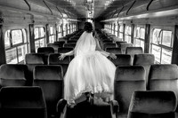 luciendo el vestido de la novia