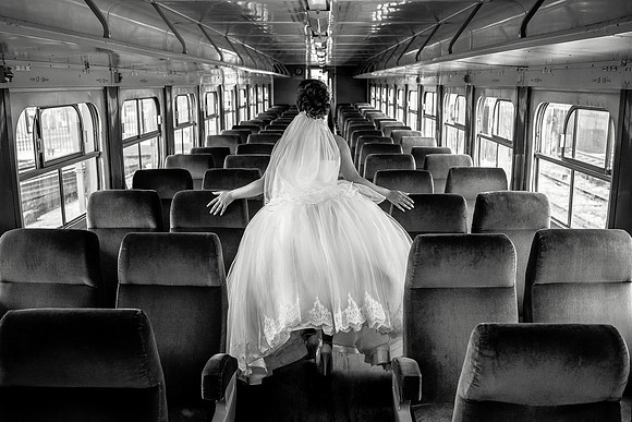 luciendo el vestido de la novia
