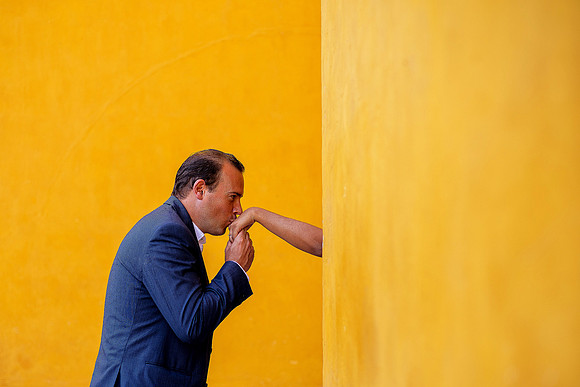 Diego Beso Mano-1